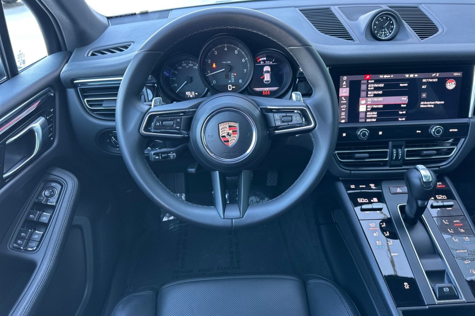 Certified 2025 Porsche Macan AWD/4WD image 14