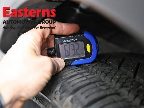 Used 2025 Nissan Pathfinder SV FWD image 28