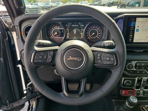 Used 2025 Jeep Gladiator Mojave w/ Convenience Group AWD/4WD image 23