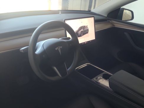 Used 2024 Tesla Model Y Long Range AWD/4WD image 3