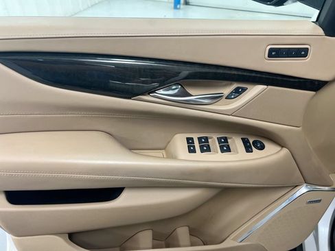 Used 2019 Cadillac Escalade ESV Platinum AWD/4WD image 22