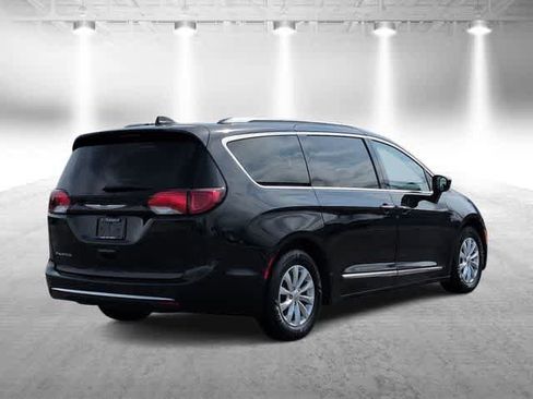Used 2018 Chrysler Pacifica Touring-L Plus FWD image 8
