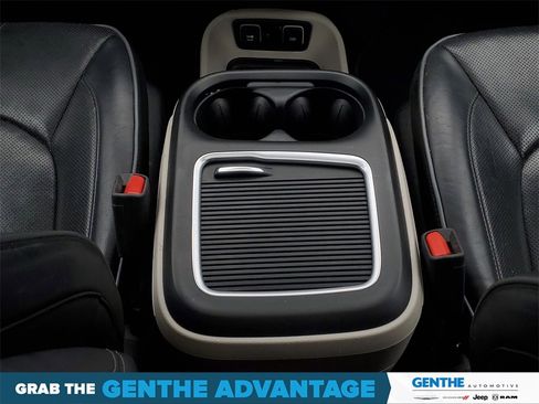 Used 2019 Chrysler Pacifica Limited image 26