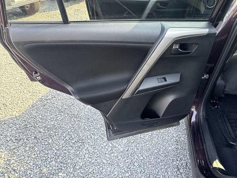 Used 2018 Toyota RAV4 LE FWD image 21