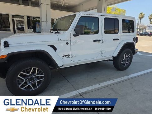 Used 2025 Jeep Wrangler Unlimited Sahara AWD/4WD image 3