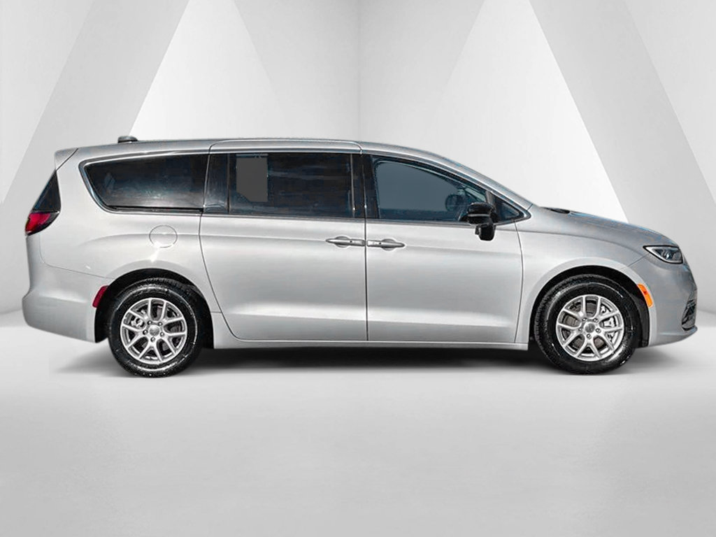 Used 2024 Chrysler Pacifica Touring-L FWD image 11