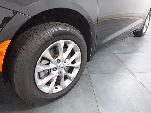 Used 2023 Chrysler Pacifica Touring-L image 29