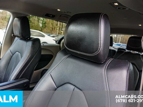 Used 2024 Chrysler Pacifica Touring-L FWD image 17