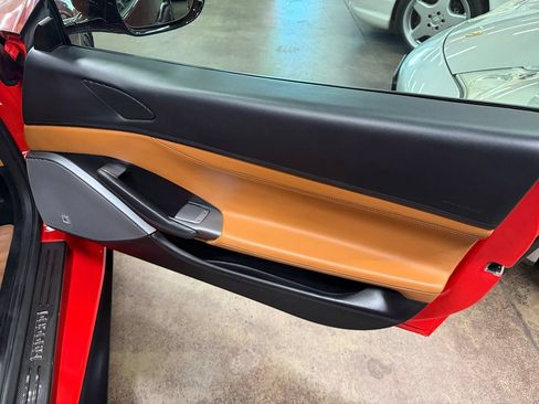 Used 2019 Ferrari Portofino RWD image 13