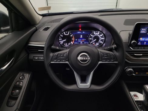 Used 2025 Nissan Altima 2.5 SV FWD image 22