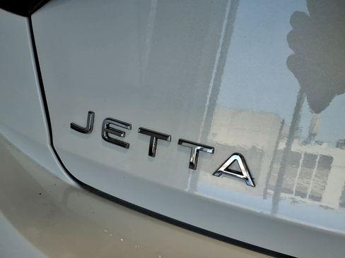 Certified 2023 Volkswagen Jetta SE w/ Panoramic Sunroof Package FWD image 17