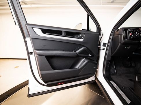 Certified 2026 Porsche Cayenne AWD/4WD image 23