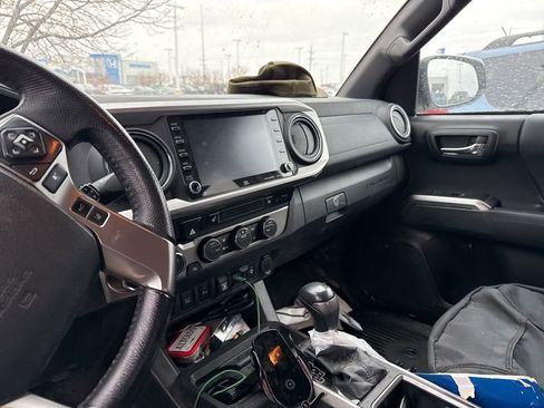 Used 2021 Toyota Tacoma Limited image 14