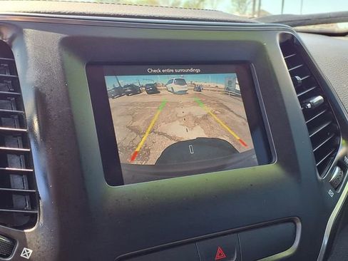 Used 2019 Jeep Cherokee Latitude Plus image 9