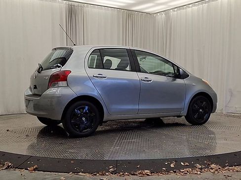 Used 2010 Toyota Yaris 4-Door Hatchback image 7