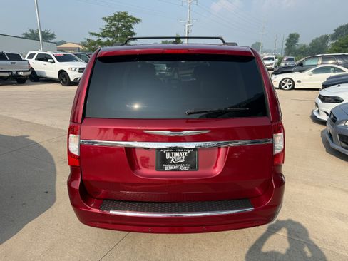 Used 2012 Chrysler Town & Country Touring-L w/ Entertainment Group #2 FWD image 5