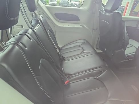 Used 2024 Chrysler Pacifica Limited FWD image 8