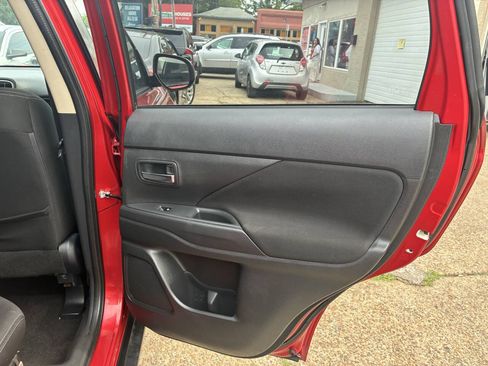 Used 2017 Mitsubishi Outlander SE AWD/4WD image 11
