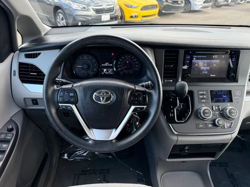 Used 2016 Toyota Sienna LE AWD/4WD image 24