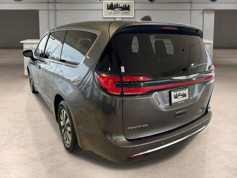 Used 2023 Chrysler Pacifica Touring-L image 3