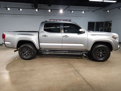 Used 2020 Toyota Tacoma SR5 w/ SR5 Appearance Package (SM) image 8