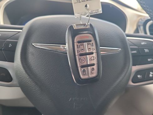Used 2023 Chrysler Pacifica Touring-L FWD image 30