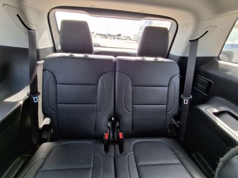 Used 2023 GMC Acadia SLT w/ Technology Package image 17