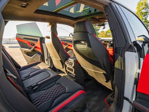Used 2025 Lamborghini Urus SE AWD/4WD image 38
