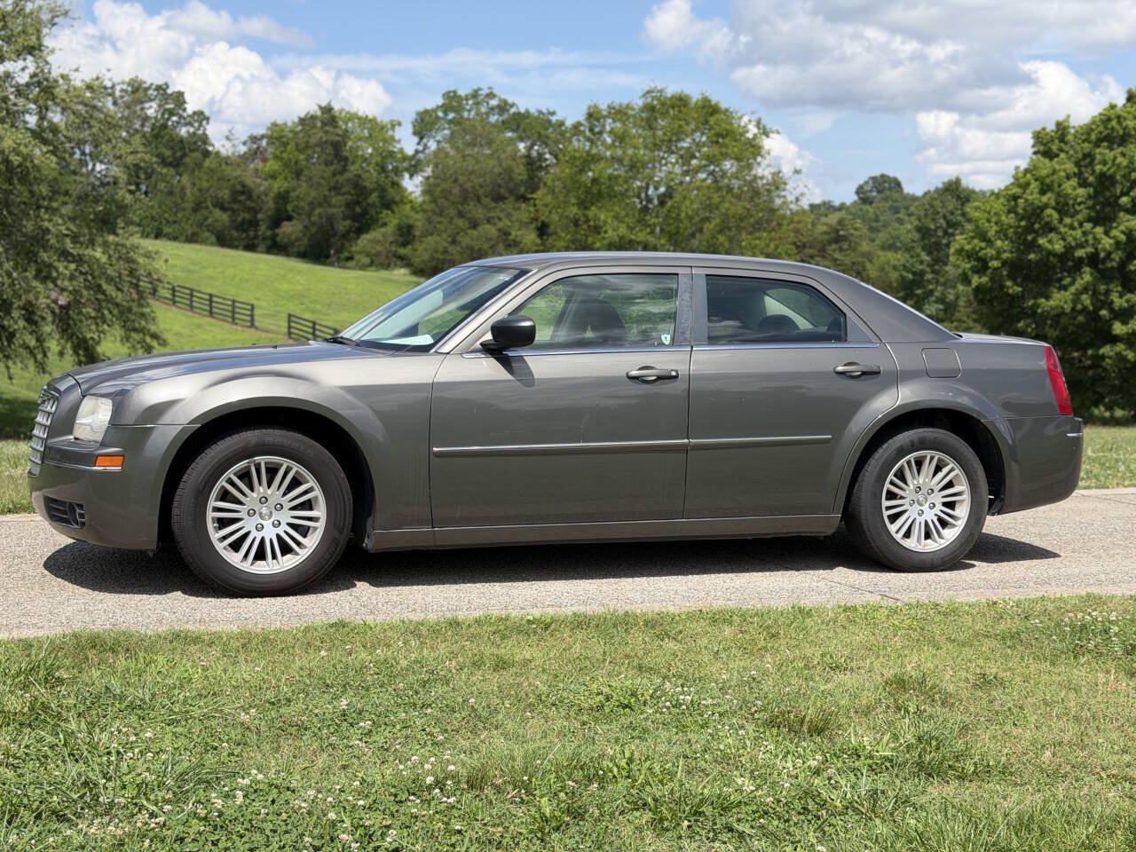Used 2009 Chrysler 300 Touring RWD image 12