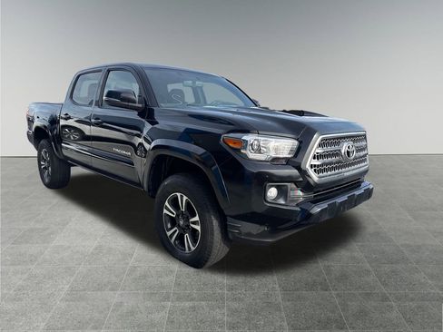 Used 2017 Toyota Tacoma TRD Sport image 8