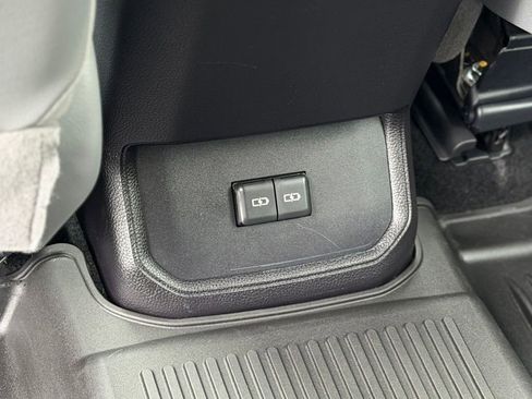 Used 2022 Toyota Highlander XLE AWD/4WD image 12