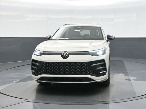New 2026 Volkswagen Tiguan SE R-Line FWD image 2