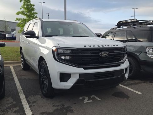 Used 2025 Ford Expedition Platinum w/ Stealth Performance Package image 4