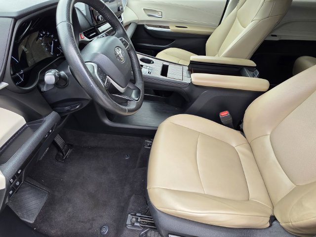 Certified 2023 Toyota Sienna XLE FWD image 6
