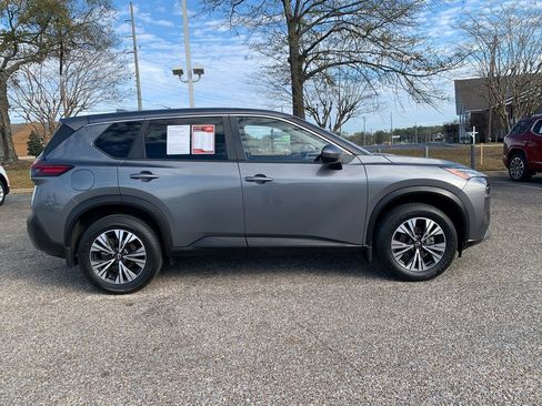 Used 2023 Nissan Rogue SV image 2
