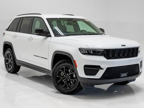 Used 2024 Jeep Grand Cherokee Altitude AWD/4WD image 6