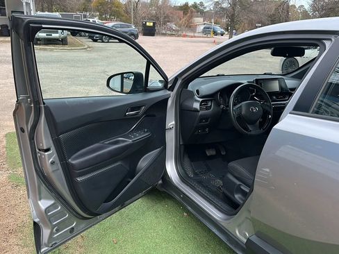 Used 2018 Toyota C-HR XLE image 14