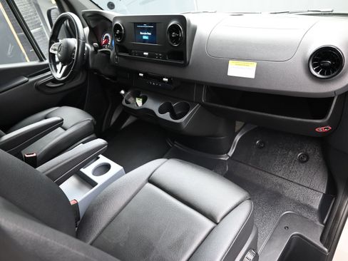 Used 2022 Mercedes-Benz Sprinter 2500 image 34
