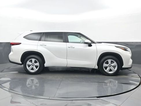Used 2023 Toyota Highlander LE image 2