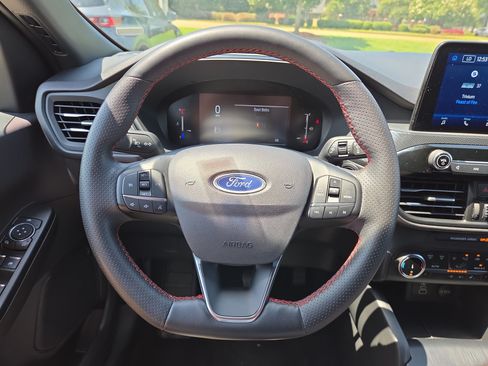 Used 2025 Ford Escape ST-Line Select AWD/4WD image 18