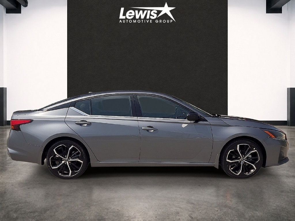 Used 2025 Nissan Altima 2.5 SR w/ SR Premium Package FWD image 5