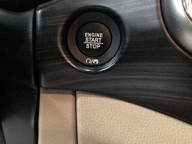 Used 2020 Jeep Grand Cherokee Laredo AWD/4WD image 28