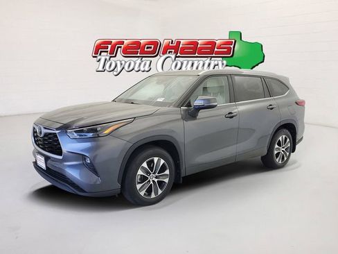 Used 2023 Toyota Highlander XLE image 1
