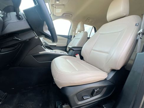 Used 2023 Ford Explorer XLT w/ Equipment Group 202A AWD/4WD image 16