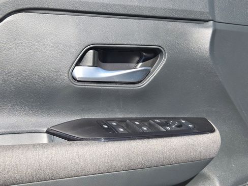 Certified 2025 Nissan Kicks SV image 12