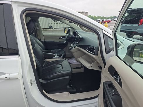Used 2023 Chrysler Pacifica Touring-L FWD image 7