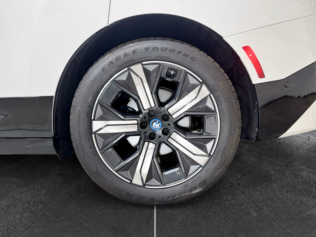 Used 2025 BMW iX xDrive50 w/ Sport Package AWD/4WD image 29