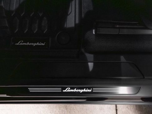 Used 2025 Lamborghini Urus SE image 24