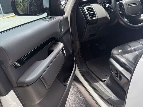 Used 2019 Land Rover Discovery SE AWD/4WD image 4