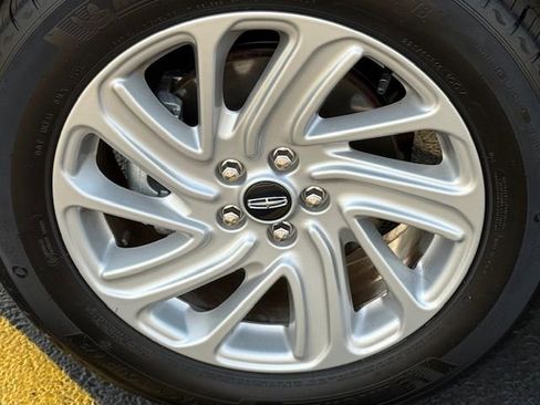 Used 2024 Lincoln Corsair AWD image 9